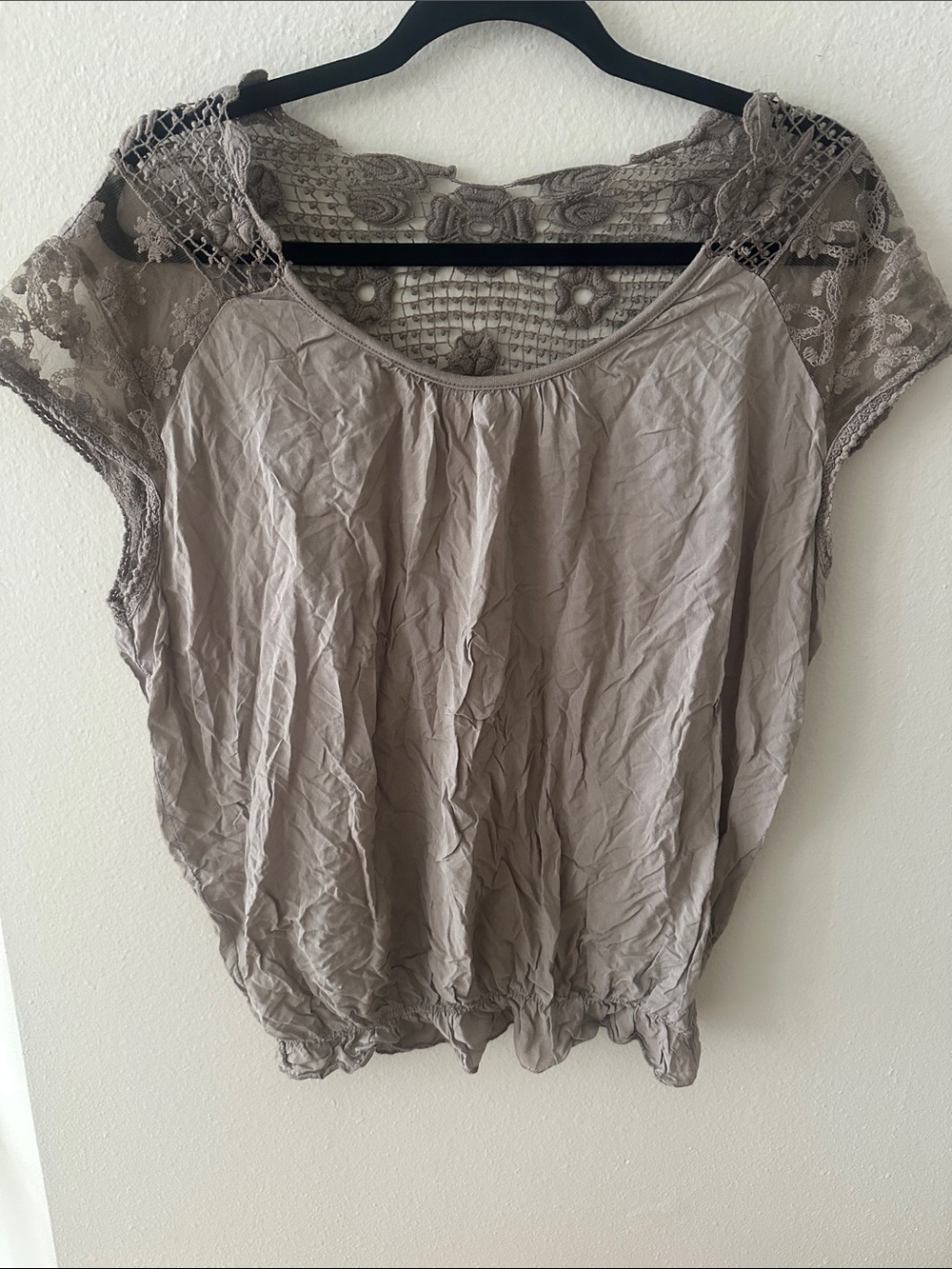 Lace Cap Sleeve Blouson Top - Taupe/Grey color